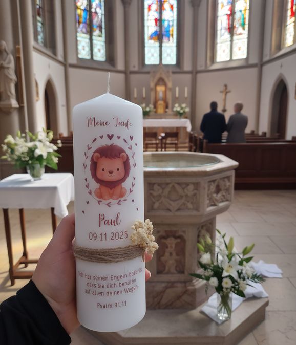 Taufkerze Löwe mit Trockenblumen