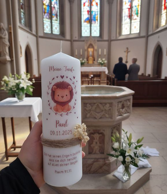 Taufkerze Löwe mit Trockenblumen