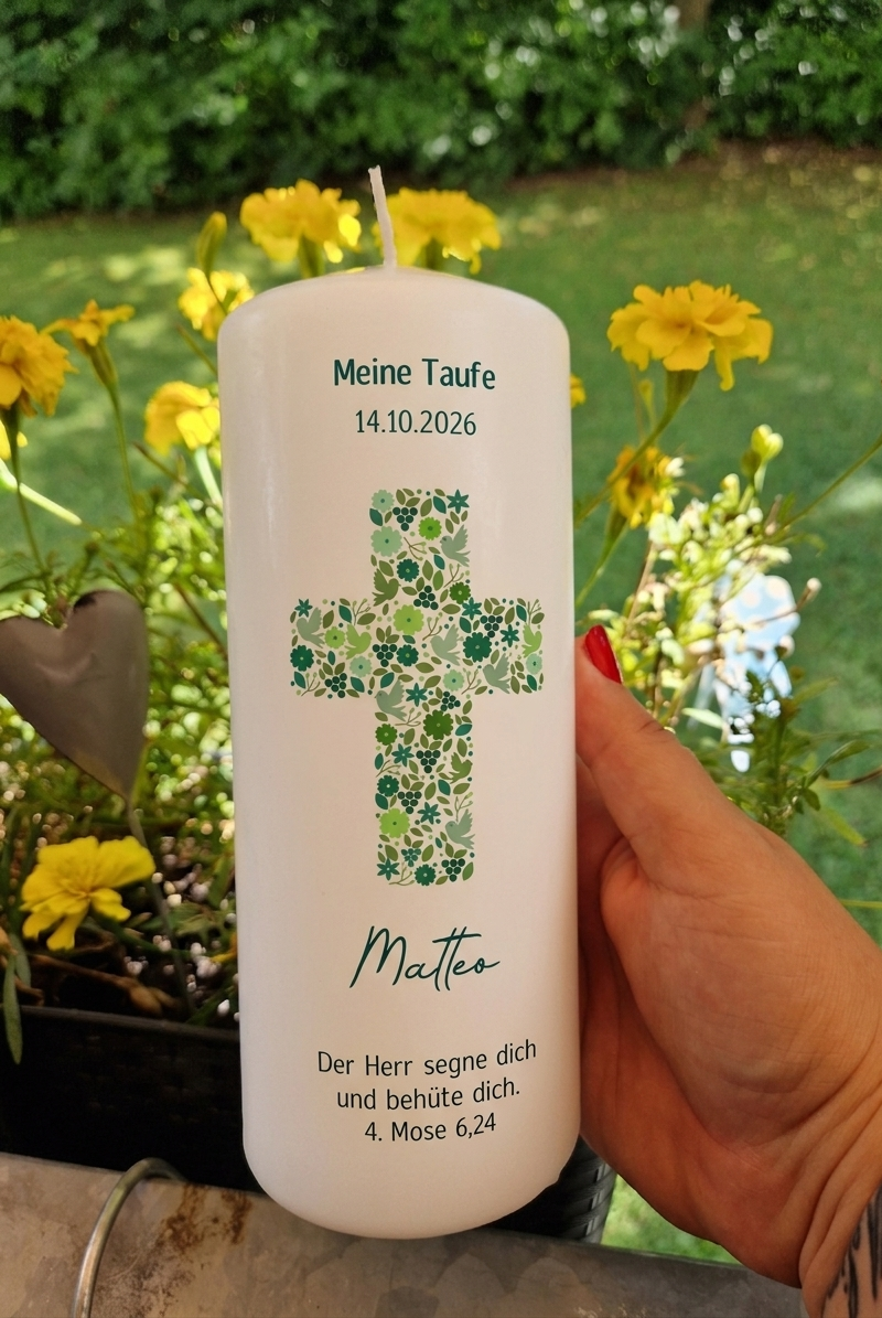 Taufkerze mit modernem Kreuz