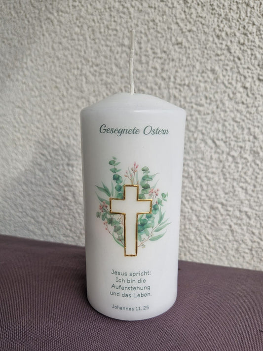 Kerze zu Ostern mit goldenem Kreuz