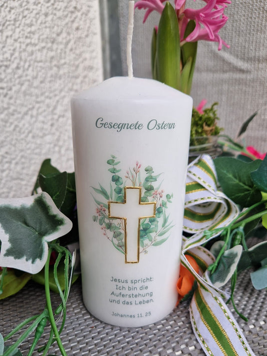 Kerze zu Ostern mit goldenem Kreuz