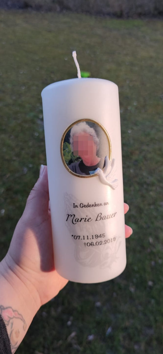 Erinnerungskerze mit Foto und Taube aus Wachs
